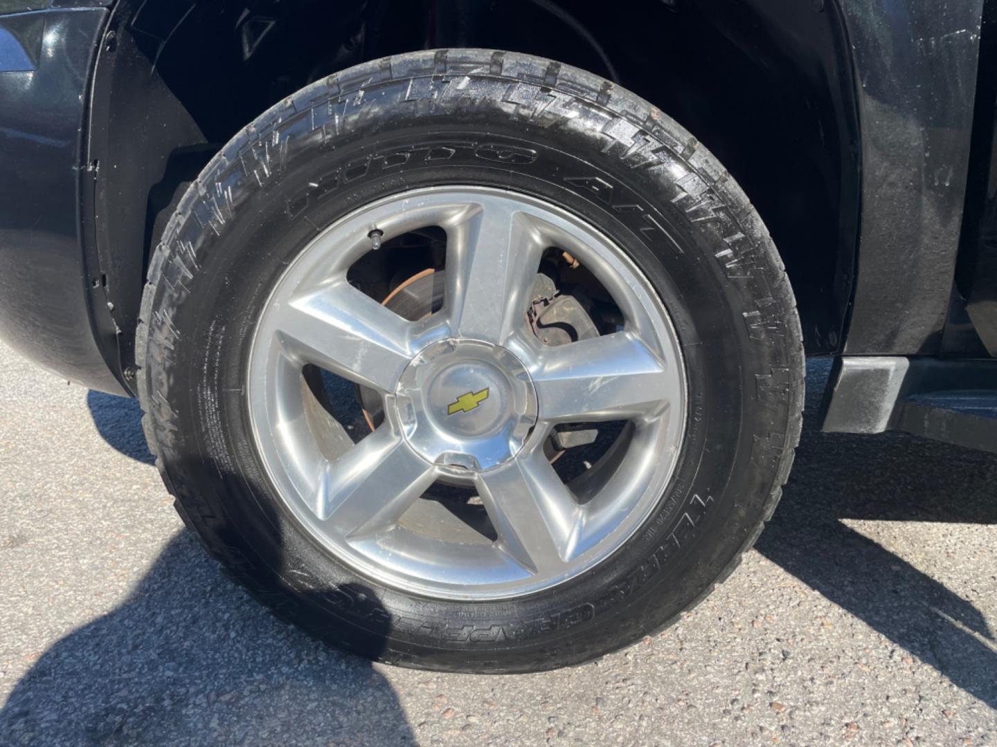 2011 BLACK CHEVROLET AVALANCHE LT (3GNMCFE09BG) with an 5.3L engine, Automatic transmission, located at 5103 Dorchester Rd., Charleston, SC, 29418-5607, (843) 767-1122, 36.245171, -115.228050 - Leather, CD/AUX/Sat, backup Camera, Dual Climate Control, Power Everything (windows, locks, seats, mirrors), All-weather Mats, Keyless Entry, Running Boards, Tow Package, Alloy Wheels. 174k miles Located at New Life Auto Sales! 2023 WINNER for Post & Courier's Charleston's Choice Pre-owned Car Deal - Photo#18